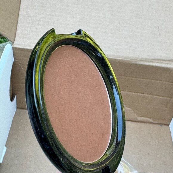 OSP Cosmetics Photochromatic Pressed Powder in Cocoa Bean - Picture 7 of 9